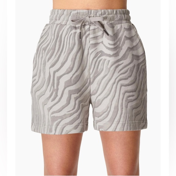 Sweaty Betty Essential Shorts - Light Grey Zebra Print - Picture 3 of 7